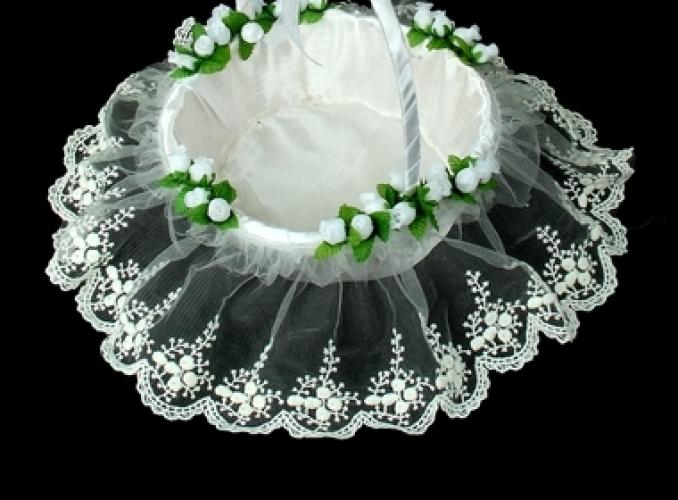 Корзина декоративная Праздничная с розами и кружевами белая