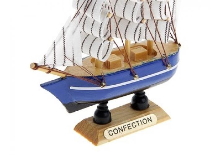 Корабль сувенирный малый - три мачты, белые паруса с полосой, цвета МИКС
