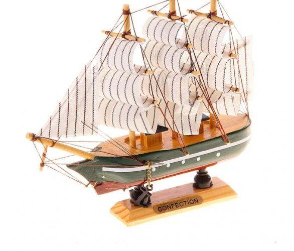 Корабль сувенирный малый - борта зелёные с белой полосой, три мачты, белые паруса с полосой