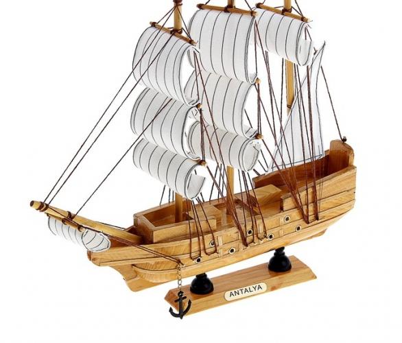 Корабль сувенирный средний - борта светлое дерево, каюты, три мачты, белые паруса с полосой