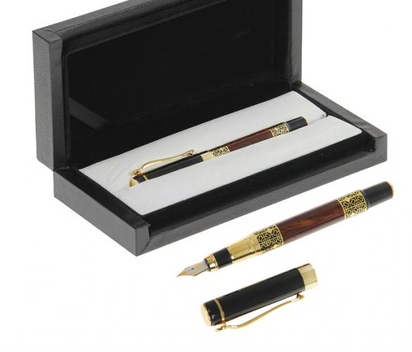 Ручка подарочная перьевая в кожзам футляре VIP черная с вставками под камень с золотым узором