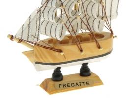 Корабль сувенирный малый - борта светлое дерево с чёрной полосой, три мачты, белые паруса с полосой