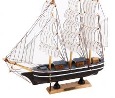 Корабль сувенирный средний - борта чёрные с белой полосой, каюты, три мачты, белые паруса с полосой