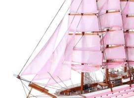 Корабль сувенирный большой - борта розовые с белыми полосами, якорь, три мачты, розовые паруса