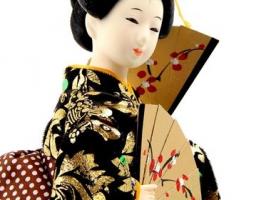 Кукла коллекционная Гейша в черно-золотом кимоно с веерами