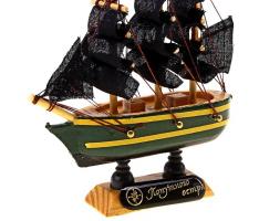 Корабль сувенирный малый - борта зелёный с жёлтой полосой, три мачты, черные паруса
