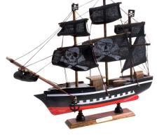 Корабль сувенирный средний - борта чёрные с белой полосой, каюты, три мачты, черные паруса с пиратским символом