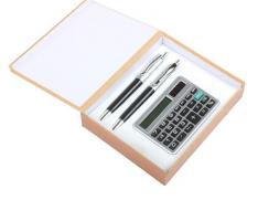 Подарочный набор, 3 предмета в коробке: 2 ручки, калькулятор