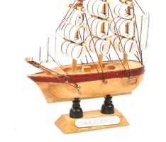 Корабль сувенирный малый - борта светлое дерево с красной полосой, три мачты, белые паруса с полосой
