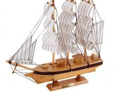 Корабль сувенирный средний - борта светлое дерево с коричневой полосой, три мачты, белые паруса с полосой