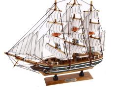 Корабль сувенирный средний - черные борта с белой полосой, каюты, три мачты, белые паруса с полосой