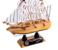 Корабль сувенирный малый - борта светлое дерево, три мачты, белые паруса с полосой