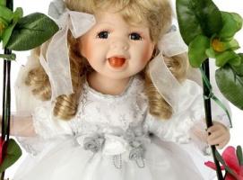 Кукла коллекционная Маленькая София на качели