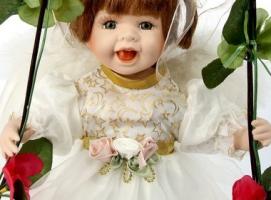 Кукла коллекционная Маленькая Ника на качели