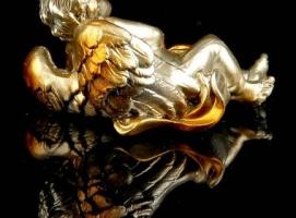 Сувенир Думы ангела под бронзу с золотыми крыльями