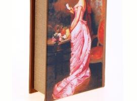 Ключница-книга Леди в розовом, обтянута шелком