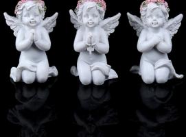 Сувенир Ангел в венке из роз в молитве, МИКС