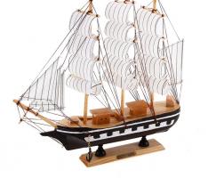 Корабль сувенирный средний - борта коричневые, якорь, три мачты, белые паруса с полосой