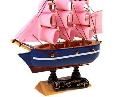 Корабль сувенирный малый - борта синие с белой полосой, три мачты, розовые паруса