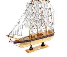 Корабль сувенирный средний - борт светлое дерево с коричневой полосой, три мачты, белые паруса с полосой