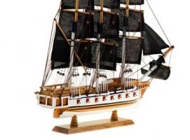 Корабль сувенирный средний - борта светлое дерево с полосой, якорь, три мачты, чёрные паруса