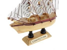 Корабль сувенирный малый - борта светлое дерево с полосой, три мачты, белые паруса с полосой, цвета МИКС