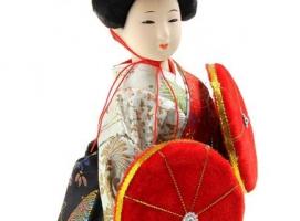 Кукла коллекционная Японка в оливково-красном кимоно с зонтами и в шляпе