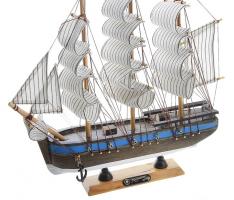 Корабль сувенирный средний - борта чёрные с синей полосой, три мачты, белые паруса с полосой