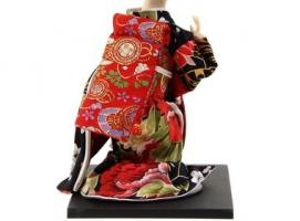 Кукла коллекционная Гейша в черном шелковом кимоно сидит