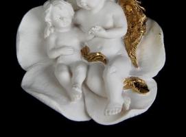 Сувенир Спящие ангелочки в цветке с золотыми крыльями МИКС