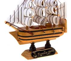 Корабль сувенирный малый - борта светлое дерево с чёрными полосами, три мачты, белые паруса с полосой