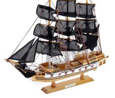 Корабль сувенирный большой - борта светлое дерево с белой и черной полосой, три мачты, черные паруса
