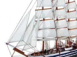 Корабль сувенирный большой - борта коричневые с белыми полосами, якорь, три мачты, белые паруса с полосой