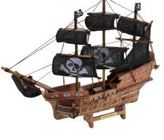 Корабль сувенирный средний - светлое дерево, три мачты, черные паруса с пиратским символом