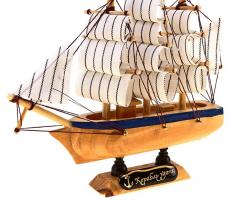 Корабль сувенирный малый - борта светлое дерево с синей полосой, три мачты, белые паруса с полосой