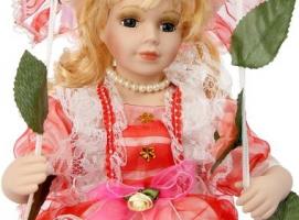 Кукла коллекционная Мария в золотистом на качелях