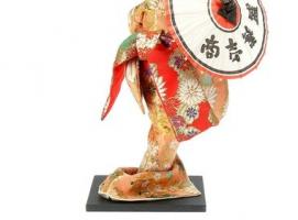 Кукла коллекционная Гейша в персиковом кимоно с зонтом