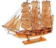 Корабль сувенирный средний - светлое дерево, каюты, якорь, три мачты, бежевые паруса