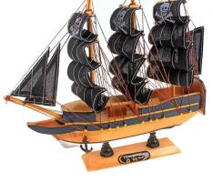 Корабль сувенирный малый - борта с чёрными полосами, три мачты, чёрные паруса с пиратским символом