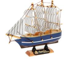 Корабль сувенирный малый - борта синие с белой полосой, три мачты, белые паруса с полосой
