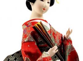 Кукла коллекционная Гейша в красном кимоно с веером
