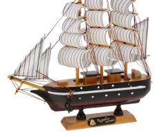 Корабль сувенирный малый - борта чёрные с белой полосой, каюты, три мачты, белые паруса с полосой